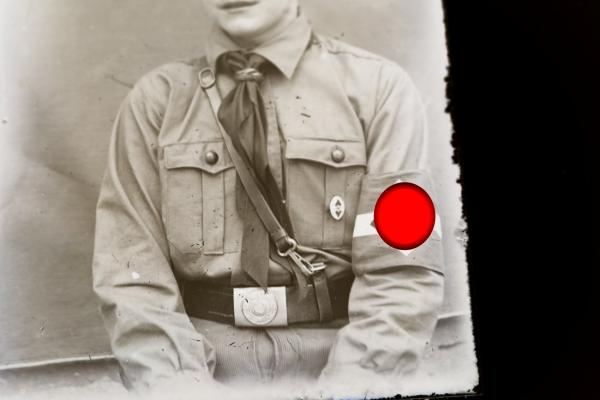 altes Glasnegativ - Hitlerjunge, Pimpf , mit Schirmmütze und Abzeichen